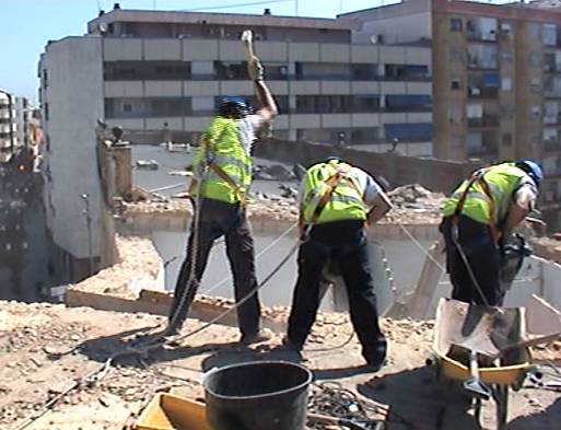 Operario realizando demolición manual estructurada
