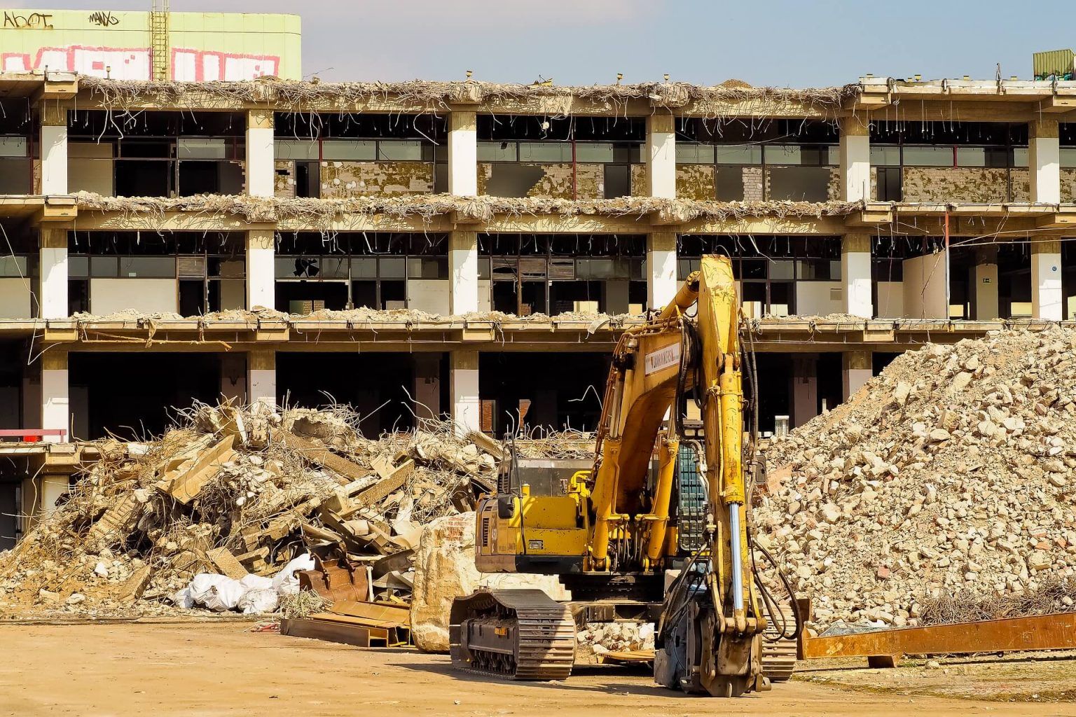 Excavadora de oruga realizando demolición mecánica